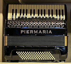 Piermaria Monarque gold, 96 bas,4 korig dubbel octaaf, cassotto. (Verkocht)