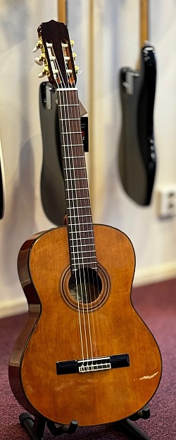Aria A-20, massief bovenblad, €259,- (binnenkort weer leverbaar)