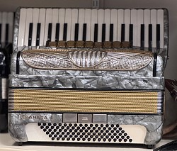 Hohner Granada  II, 96 Bas//3 korig (consignatie)