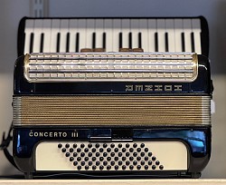 Hohner concerto III, 72 Bas/2 korig (consignatie)