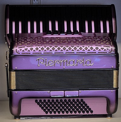 New arrival: Piermaria model 202, 72 bas/3 korig. Custom musette!