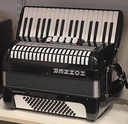 Hohner Concerto III 72 bas/ 3 korig (consignatie)