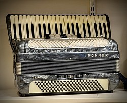 Hohner Verdi III 120 bas/3 korig €495,-