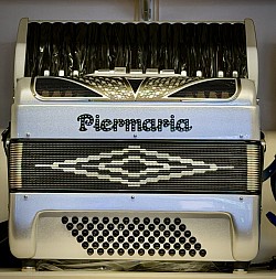 Piermaria custom shop. 72 Bas/3 korig 8+8+8 €6995,-